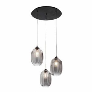 Die Pendelleuchte – Salva 3er Rondell von Licht Factory verfügt über eine runde schwarze Deckenplatte mit drei länglichen, strukturierten Glasschirmen, von denen jeder eine in unterschiedlicher Länge hängende Glühbirne umschließt.