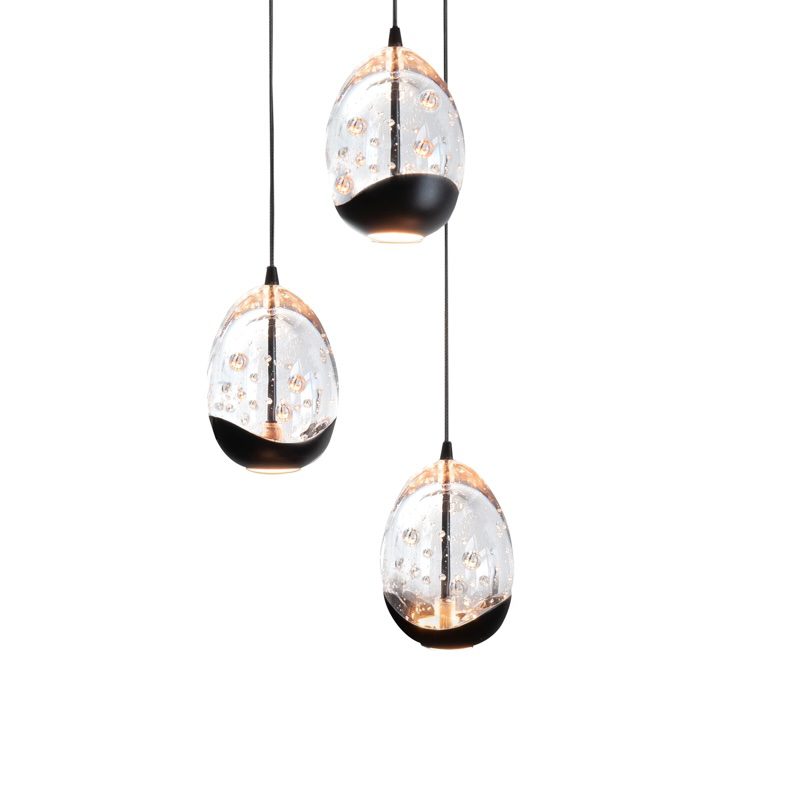 Drei Pendelleuchten - Tara 3er Rondell mit schwarzem Sockel und Schirmen aus klarem Strukturglas hängen von der Decke und verbreiten ein sanftes Licht. Ihr blasenartiges Design hebt sich elegant von einem weißen Hintergrund ab.