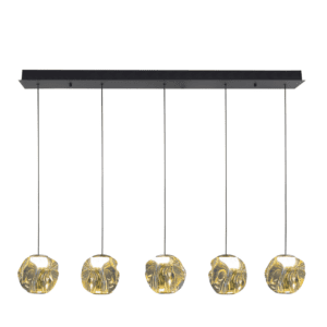 Die Pendelleuchte – Bubble mini 5er ist eine moderne Leuchte mit fünf goldfarbenen, kugelförmigen Lampenschirmen mit strukturiertem, skulpturalem Design, die in einer Reihe von einem rechteckigen schwarzen Sockel abgehängt sind.