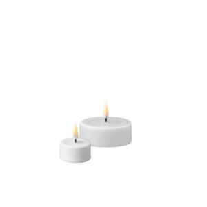 Zwei LED-Teelichter, eine größere und eine kleinere, haben sichtbare Flammen. Sie werden vor einem schlichten weißen Hintergrund präsentiert und erzeugen so einen minimalistischen und ruhigen Look.