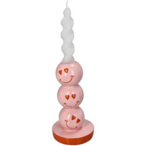 Der Kerzenhalter – Smiley ist ein rosa Kerzenhalter mit drei übereinander gestapelten Smileys mit herzförmigen Augen und hält eine gedrehte weiße Kerze auf seinem runden, passenden rosa Sockel.