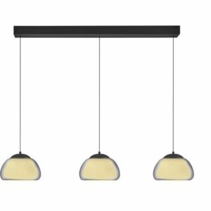 Die Pendelleuchte - Lux besteht aus drei modernen Pendelleuchten mit schwarzen Leuchten und mattierten, kuppelförmigen Glasschirmen, die in einer Reihe angeordnet sind. Sie hängen mit Schnüren an einer schwarzen, rechteckigen Deckenhalterung.