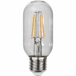 Ein klares LED-Filament-Leuchtmittel – mit Dämmerungssensor 4 W (≈28 W) 2100 K Ø 4,5 cm hat eine zylindrische Form mit einem silbernen Schraubsockel mit sichtbaren vertikalen Glühfäden, die eine herkömmliche Glühlampe imitieren.
