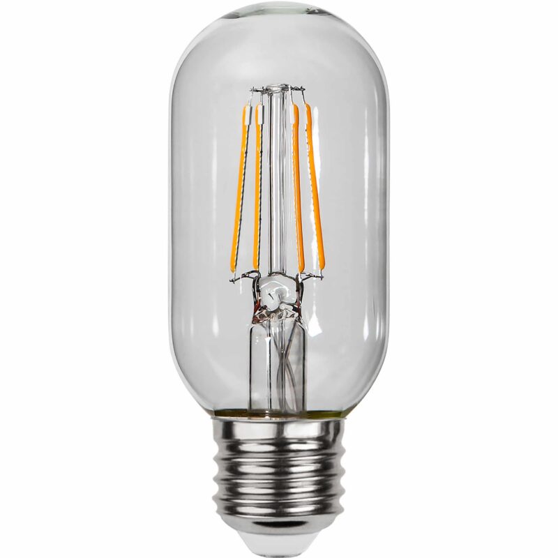Ein klares LED-Filament-Leuchtmittel – mit Dämmerungssensor 4 W (≈28 W) 2100 K Ø 4,5 cm hat eine zylindrische Form mit einem silbernen Schraubsockel mit sichtbaren vertikalen Glühfäden, die eine herkömmliche Glühlampe imitieren.