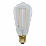 Die LED Kolben 3,6W 2100K Ø6,4cm ist eine Edison-Glühbirne im Vintage-Stil mit klarem Glasgehäuse, sichtbarem Glühfaden und Messingschraubsockel auf weißem Hintergrund.