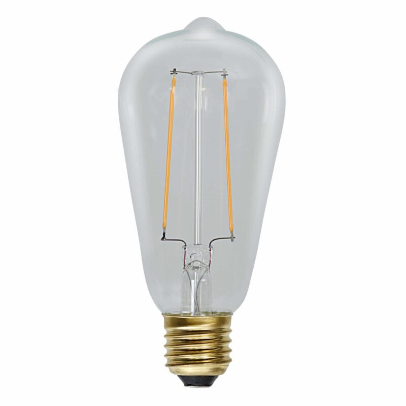 Die LED Kolben 3,6W 2100K Ø6,4cm ist eine Edison-Glühbirne im Vintage-Stil mit klarem Glasgehäuse, sichtbarem Glühfaden und Messingschraubsockel auf weißem Hintergrund.