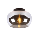 Die Deckenleuchte - Judy von Licht Factory ist eine moderne Deckenleuchte mit einem reflektierenden Glasschirm, der eine leuchtende Glühlampe freigibt. Sie hat ein abgerundetes, glänzendes Design und eine schlanke schwarze Befestigungsplatte für eine nahtlose Deckenmontage.