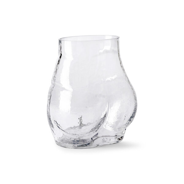 Die Vase - Glass Bum von Licht Factory ist ein klares, strukturiertes Meisterwerk, das künstlerisch mit einer kurvigen, menschenähnlichen Form gestaltet ist. Ihre leicht unebene Oberfläche erzeugt einen faszinierenden Welleneffekt vor dem schlichten weißen Hintergrund.