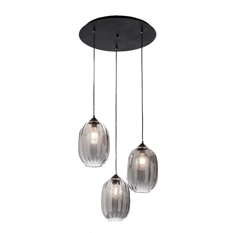 Die Pendelleuchte – Salva 3er Rondell von Licht Factory verfügt über eine runde schwarze Deckenplatte mit drei länglichen, strukturierten Glasschirmen, von denen jeder eine in unterschiedlicher Länge hängende Glühbirne umschließt.
