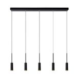 Die Pendelleuchte - Tulpe von Licht Factory ist eine moderne Pendelleuchte mit fünf gleichmäßig verteilten schwarzen zylindrischen Lichtern, die von einer rechteckigen Deckenhalterung hängen. Dünne Drähte hängen jedes Licht auf und unterstreichen das schlanke und minimalistische Design.