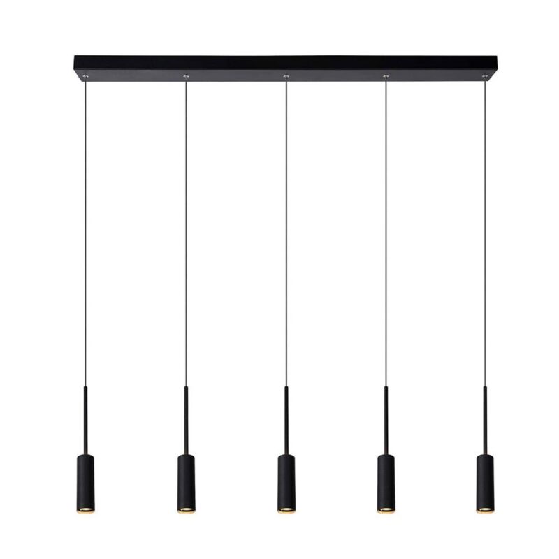 Die Pendelleuchte - Tulpe von Licht Factory ist eine moderne Pendelleuchte mit fünf gleichmäßig verteilten schwarzen zylindrischen Lichtern, die von einer rechteckigen Deckenhalterung hängen. Dünne Drähte hängen jedes Licht auf und unterstreichen das schlanke und minimalistische Design.