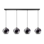 Vier kugelförmige Naru-Pendelleuchten von Licht Factory hängen in einer Reihe an einer schwarzen Stange, gleichmäßig verteilt mit verspiegelten Oberflächen. Die dünnen schwarzen Kabel verleihen dem Design eine moderne, schlichte Note.