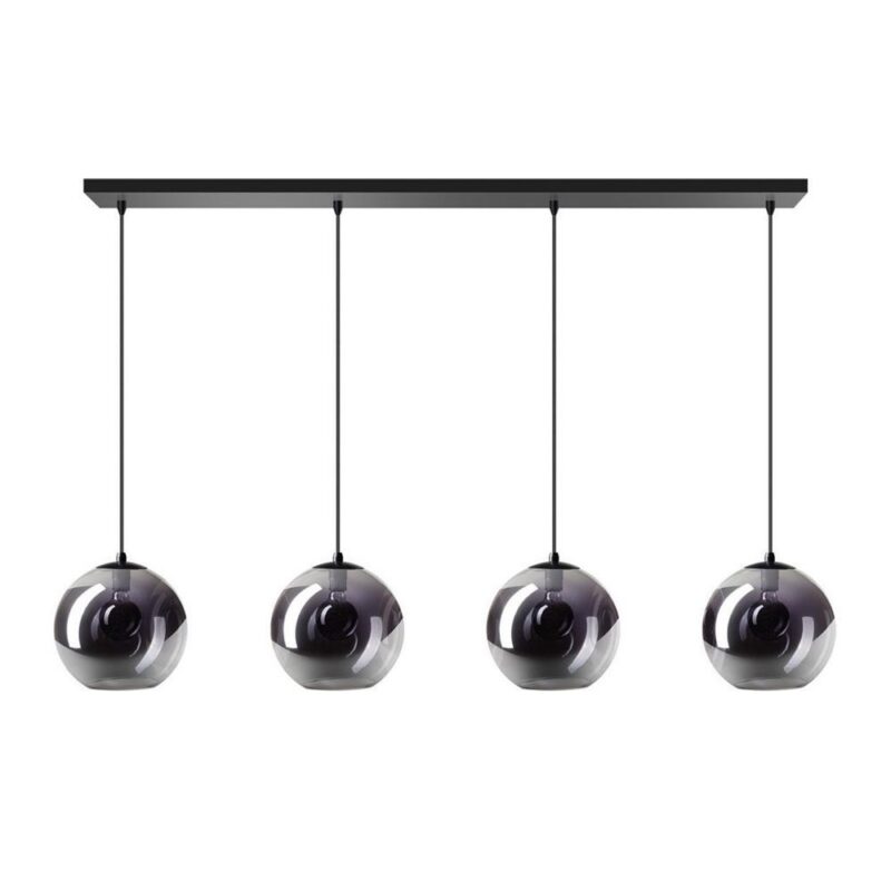 Vier kugelförmige Naru-Pendelleuchten von Licht Factory hängen in einer Reihe an einer schwarzen Stange, gleichmäßig verteilt mit verspiegelten Oberflächen. Die dünnen schwarzen Kabel verleihen dem Design eine moderne, schlichte Note.