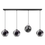 Die Pendelleuchte - Naru hat ein modernes Design mit vier kugelförmigen schwarzen Pendelleuchten in einer Reihe an einer rechteckigen schwarzen Deckenhalterung. Eine Kugel ist geneigt, was für dynamische Eleganz sorgt.