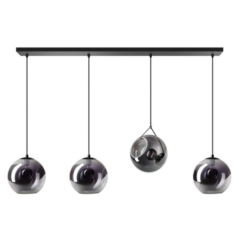 Die Pendelleuchte - Naru hat ein modernes Design mit vier kugelförmigen schwarzen Pendelleuchten in einer Reihe an einer rechteckigen schwarzen Deckenhalterung. Eine Kugel ist geneigt, was für dynamische Eleganz sorgt.