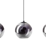 Die Naru Pendelleuchte zeichnet sich durch ein modernes Design mit einem klaren, kugelförmigen Glasschirm aus, der an einem schwarzen Kabel hängt. Die sichtbare Glühbirne unterstreicht das elegante Aussehen. Auf beiden Seiten sind vor einem schlichten weißen Hintergrund teilweise identische Lichter sichtbar.