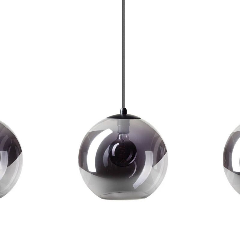 Die Naru Pendelleuchte zeichnet sich durch ein modernes Design mit einem klaren, kugelförmigen Glasschirm aus, der an einem schwarzen Kabel hängt. Die sichtbare Glühbirne unterstreicht das elegante Aussehen. Auf beiden Seiten sind vor einem schlichten weißen Hintergrund teilweise identische Lichter sichtbar.