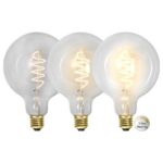 Es werden drei LED Globe 4W-Glühbirnen mit Spiralfilamenten gezeigt, die jeweils ein warmes 2100K-Licht abgeben. Ein Schild weist auf „3-Stufen-Dimmen“ hin.