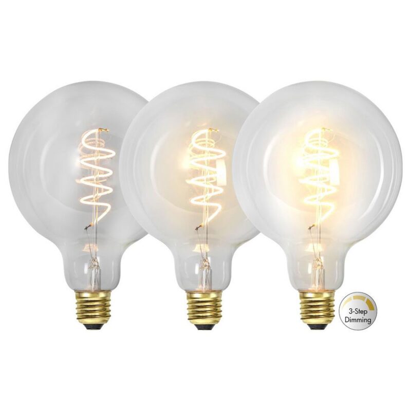 Es werden drei LED Globe 4W-Glühbirnen mit Spiralfilamenten gezeigt, die jeweils ein warmes 2100K-Licht abgeben. Ein Schild weist auf „3-Stufen-Dimmen“ hin.