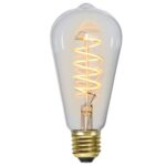 Das Leuchtmittel - Kolben 4W 2100K 3-Step-Dimm Ø6,4cm von Licht Factory verfügt über einen Spiralfaden in einem tropfenförmigen Gehäuse aus klarem Glas mit einem Standard-Schraubsockel, der sich elegant vor einem schlichten weißen Hintergrund abhebt.