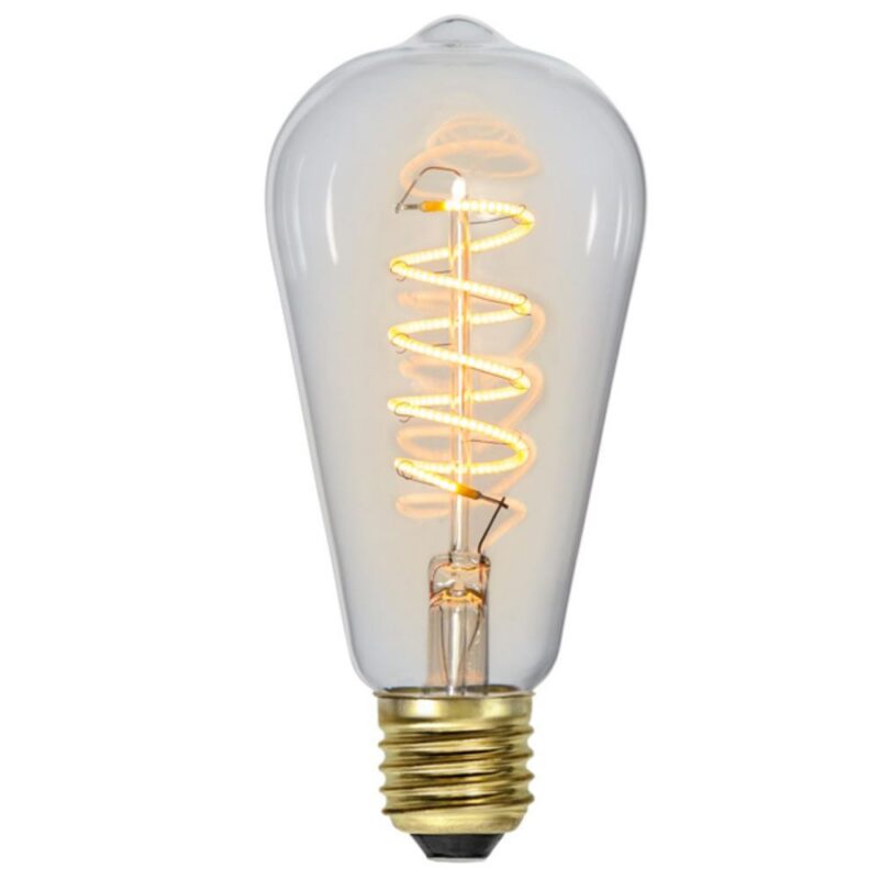 Das Leuchtmittel - Kolben 4W 2100K 3-Step-Dimm Ø6,4cm von Licht Factory verfügt über einen Spiralfaden in einem tropfenförmigen Gehäuse aus klarem Glas mit einem Standard-Schraubsockel, der sich elegant vor einem schlichten weißen Hintergrund abhebt.