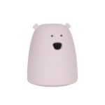 Das Nachtlicht - Lilly Bär von Licht Factory ist eine kleine, minimalistische Figur in Bärenform mit winzigen schwarzen Augen und Nase. Das abgerundete Design umfasst zierliche Ohren an der Oberseite und die glatte, matte Oberfläche unterstreicht seine klare Ästhetik.