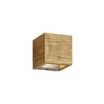 Die Wandleuchte – Up und Down Bernie von Licht Factory ist eine würfelförmige Wandleuchte aus Holz mit offener Unterseite, die elegant auf einem makellos weißen Hintergrund montiert ist.