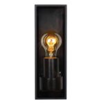 Die Außenwandleuchte - Lima verfügt über eine warm leuchtende Glühbirne im Edison-Stil, die in einem rechteckigen schwarzen Metallrahmen untergebracht ist und ihr industrielles Design unterstreicht.