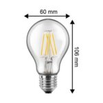 Die LED Filament Glühfaden Standardform 7 Watt-Glühbirne mit sichtbaren Glühfäden ist 60 mm breit und 106 mm hoch. Sie verfügt über einen Standard-E27-Schraubsockel und ersetzt eine 60 Watt-Glühbirne. Sie erzeugt 810 Lumen warmweißes Licht. Pfeile und Maßangaben geben die Abmessungen an.