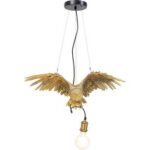 Die Pendelleuchte - Hedwig von Licht Factory, eine goldfarbene Lampe in Adlerform, hängt majestätisch mit ausgebreiteten Flügeln. Ihre Krallen greifen die Glühbirne, die über ein glattes schwarzes Kabel mit einer makellos weißen Decke verbunden ist.