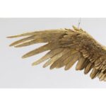 Eine Nahaufnahme eines einzelnen goldenen Flügels mit komplizierter Federstruktur erinnert an die Eleganz der Pendelleuchte – Hedwig, die sich vor einem schlichten weißen Hintergrund abhebt, als ob sie anmutig aufgehängt oder an ihrer Basis montiert wäre.