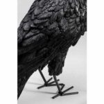 Nahaufnahme der Tischleuchte - Black Crow, die ihre komplizierten Federdetails und stilisierten Beine zeigt. Die Textur des Kunstwerks hebt die Form der Krähe vor einem schlichten Hintergrund hervor.
