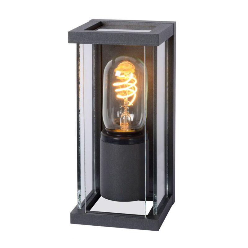 Entdecken Sie die Außenwandleuchte - Luke von Licht Factory, eine moderne Tischlampe mit sichtbarer Edison-Glühbirne in einem rechteckigen schwarzen Metallrahmen mit klaren Glasseiten. Sie strahlt ein warmes, sanftes Licht aus, das industriellen und zeitgenössischen Stil auf wunderbare Weise vereint.