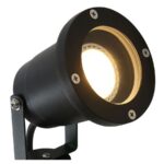 Der Gartenstrahler - Spike-Strahler mit vier sichtbaren Schrauben und verstellbarer Halterung strahlt helles Licht aus.