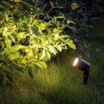 Der Gartenstrahler - Spike wirft einen warmen Schein auf üppiges Laub und Gras und schafft so eine ruhige und einladende Atmosphäre im Freien. Dieser bodenmontierte Strahler unterstreicht die Schönheit Ihres Gartens und bietet ein Sonderangebot: 3 zum Preis von 2.