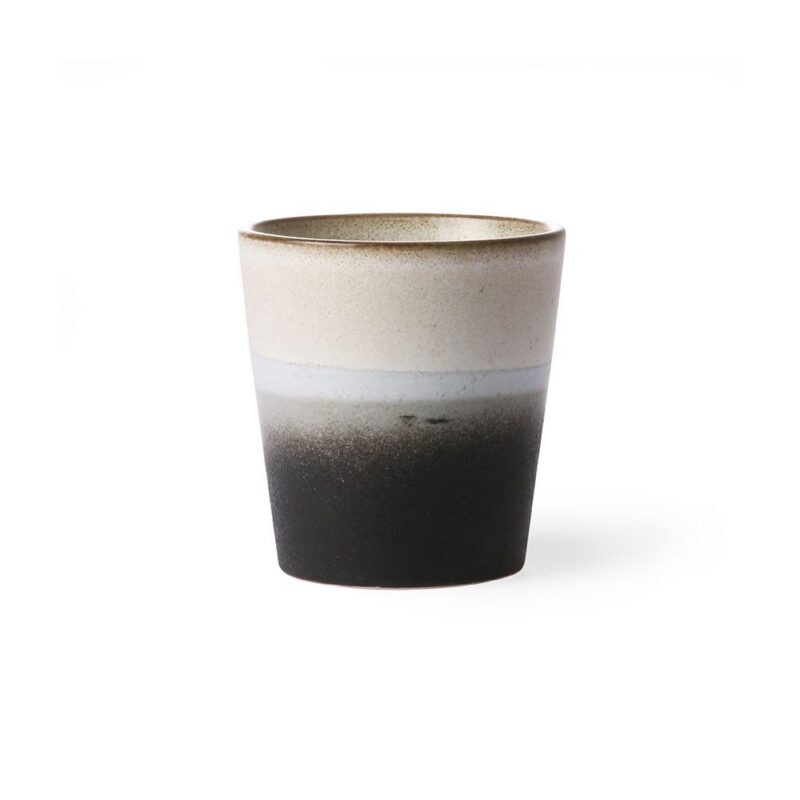 Der HK Living Kaffeebecher - Vintage Nature ist ein Keramikbecher mit minimalistischem Farbverlaufsdesign, das von hellbeige oben nach dunkelbraun unten übergeht. Er hat eine glatte Oberfläche und eine leicht konische Form.