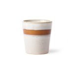 Der HK Living Kaffeebecher - Vintage Nature ist ein Keramikbecher mit glatter Textur und einem warmen braunen horizontalen Streifen in der Mitte. Die hellbeigen oberen und unteren Teile ergänzen das Design elegant vor einem schlichten weißen Hintergrund.