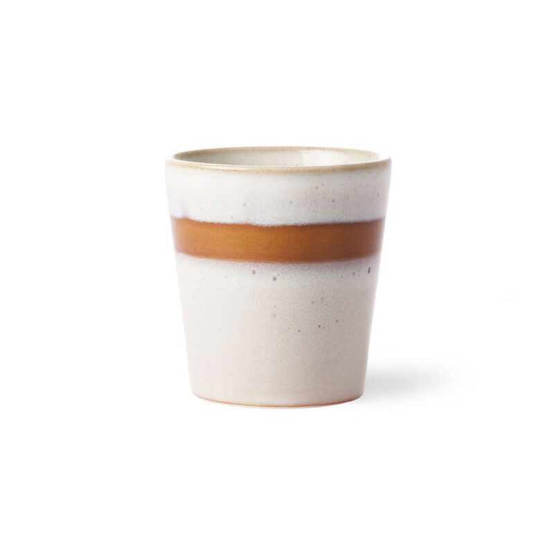 Der HK Living Kaffeebecher - Vintage Nature ist ein Keramikbecher mit glatter Textur und einem warmen braunen horizontalen Streifen in der Mitte. Die hellbeigen oberen und unteren Teile ergänzen das Design elegant vor einem schlichten weißen Hintergrund.
