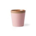 Der HK Living Kaffeebecher - Vintage Nature, eine Keramiktasse mit rosa Korpus und glänzendem braunen Rand, ruht auf einer weißen Oberfläche. Sein schlichtes, modernes Design und seine glatte Textur machen ihn perfekt für Ihr morgendliches Kaffeeritual.