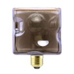 The Licht Factory stellt das Leuchtmittel Floatlight IceCube 6W dimmbar rauch 12,5 cm vor, eine quadratische Glühbirne mit rauchigem Glas und sichtbarem Glühfaden. Ihre reflektierende Oberfläche und der Standard-Schraubsockel vereinen Stil und Funktionalität und machen sie perfekt für jede Leuchte.