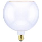 Das Leuchtmittel - Floatlight Globe 5W dimmbar klar Ø20cm von Licht Factory ist eine große, klare, runde Glasbirne mit sichtbarem Glühfadendesign und einem Messingschraubsockel auf schlichtem weißen Hintergrund.