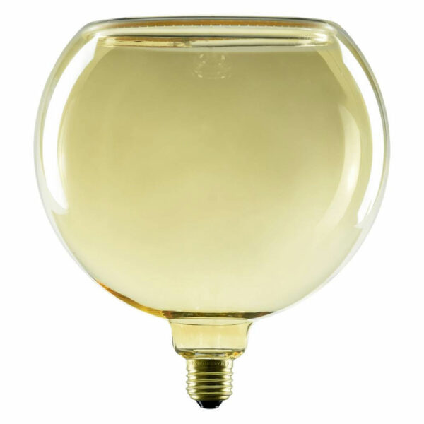 Das Leuchtmittel - Floatlight Globe 4W dimmbar gold, Ø15cm von Licht Factory hat eine bernsteinfarbene Tönung und einen sichtbaren Schraubsockel. Seine Glasoberfläche reflektiert das Licht wunderschön vor einem weißen Hintergrund und zeigt sein glattes, kugelförmiges Design und seinen einladenden warmen Farbton.