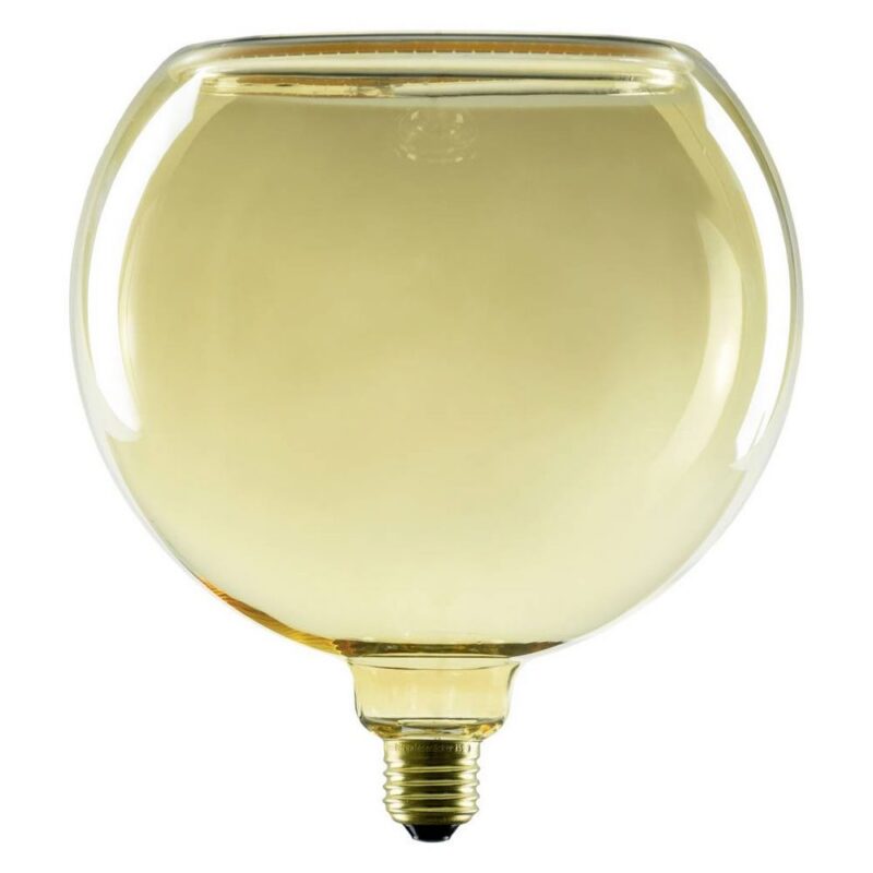 Das Leuchtmittel - Floatlight Globe 4W dimmbar gold, Ø15cm von Licht Factory hat eine bernsteinfarbene Tönung und einen sichtbaren Schraubsockel. Seine Glasoberfläche reflektiert das Licht wunderschön vor einem weißen Hintergrund und zeigt sein glattes, kugelförmiges Design und seinen einladenden warmen Farbton. Das Leuchtmittel - Floatlight Globe 4W dimmbar gold, Ø15cm von Licht Factory hat eine bernsteinfarbene Tönung und einen sichtbaren Schraubsockel. Seine Glasoberfläche reflektiert das Licht wunderschön vor einem weißen Hintergrund und zeigt sein glattes, kugelförmiges Design und seinen einladenden warmen Farbton.