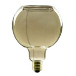Die dimmbare Leuchtmittel Floatlight Globe 6W-Glühbirne besticht durch ihren Vintage-Look mit bernsteinfarbenem Glas, sichtbarem Glühfaden und kugelförmigem Design. Ihr Standard-Schraubsockel strahlt warmes Licht für eine nostalgische Atmosphäre aus. Durchmesser: Ø12,5 cm.