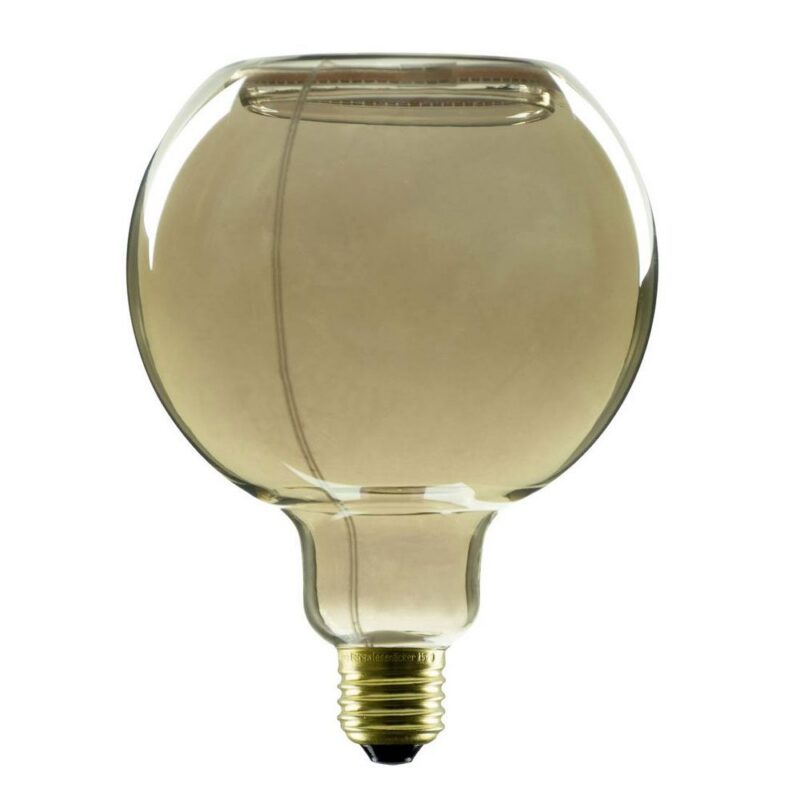 Die dimmbare Leuchtmittel Floatlight Globe 6W-Glühbirne besticht durch ihren Vintage-Look mit bernsteinfarbenem Glas, sichtbarem Glühfaden und kugelförmigem Design. Ihr Standard-Schraubsockel strahlt warmes Licht für eine nostalgische Atmosphäre aus. Durchmesser: Ø12,5 cm.