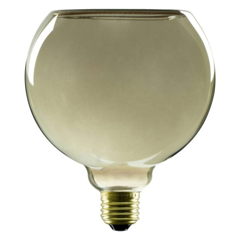 Die LED Floatlight Globe 6W dimmbar rauch Ø15cm ist eine große, runde Glühbirne im Vintage-Stil mit rauchigem Farbton und sichtbarem Glühfaden. Sie hat einen Messing-Schraubsockel und eine glatte, reflektierende Oberfläche und verbindet zeitlosen Charme mit moderner Handwerkskunst.