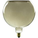 Das Leuchtmittel - Floatlight Globe 6W dimmbar rauch Ø20cm von Licht Factory ist eine große, runde Glühbirne mit Edison-Sockel und leicht getöntem Glas, die einen unbeleuchteten Glühfaden zeigt. Ihr Design ist modern und minimalistisch.