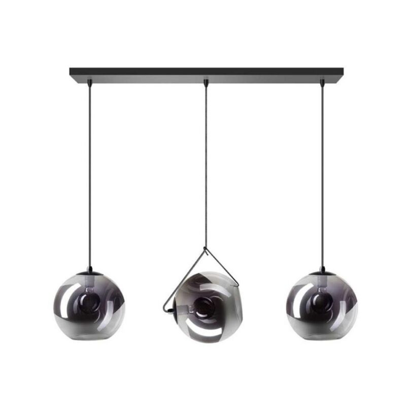 Drei moderne Naru Pendelleuchten mit kugelförmigen Glasschirmen hängen an einer rechteckigen schwarzen Deckenhalterung. Das zentrale Licht ist schräg geneigt und verleiht dem Arrangement eine künstlerische Note. Das reflektierende Glas besticht durch einen metallischen Glanz.