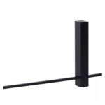 Die Wandleuchte – Slimline ist eine minimalistische schwarze Metallskulptur mit einem vertikalen, rechteckigen Block, der in der Nähe seiner Basis von einer horizontalen Stange durchschnitten wird, vor einem schlichten weißen Hintergrund.