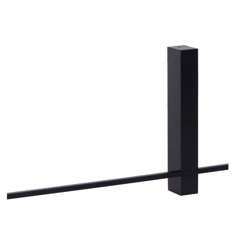 Die Wandleuchte – Slimline ist eine minimalistische schwarze Metallskulptur mit einem vertikalen, rechteckigen Block, der in der Nähe seiner Basis von einer horizontalen Stange durchschnitten wird, vor einem schlichten weißen Hintergrund.